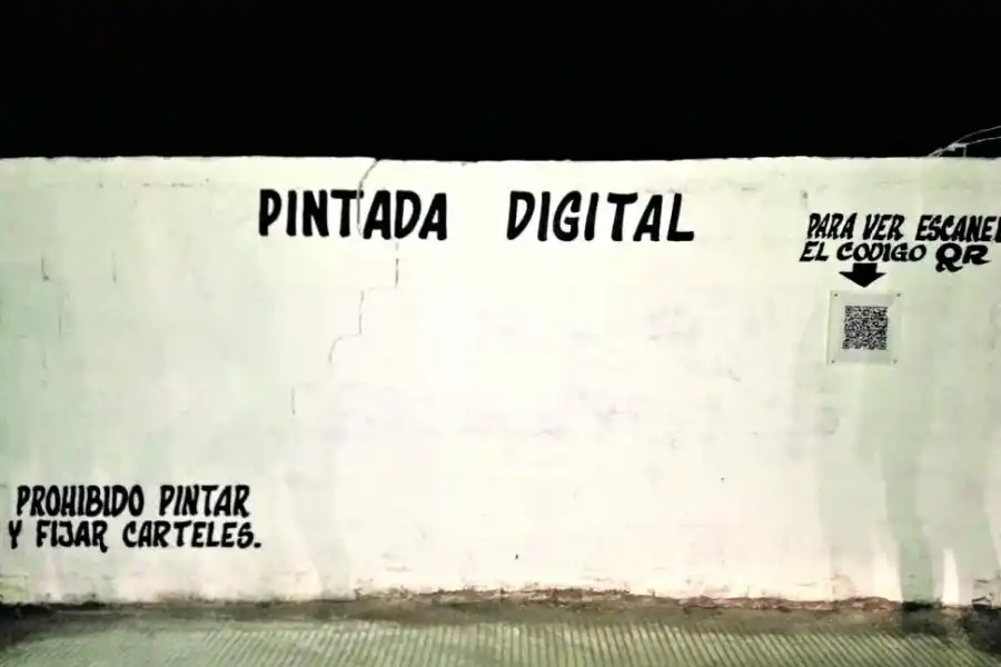 Dejan la pared blanca y te muestran la pintada política sólo en el celular