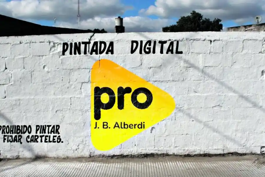 Dejan la pared blanca y te muestran la pintada política sólo en el celular