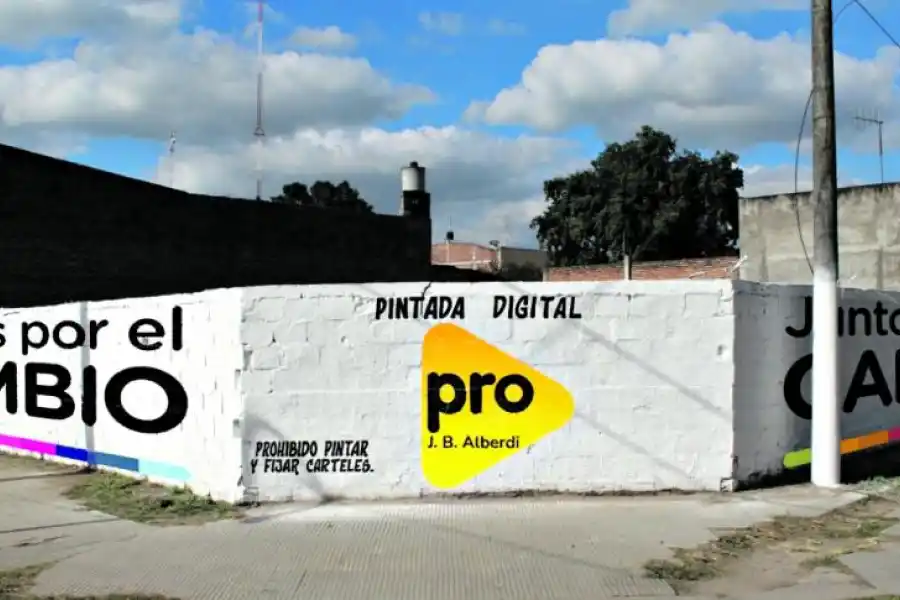 Dejan la pared blanca y te muestran la pintada política sólo en el celular