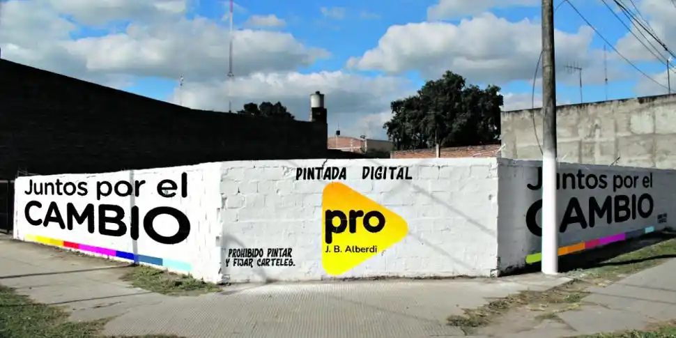 Dejan la pared blanca y te muestran la pintada política sólo en el celular