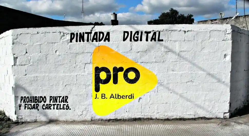 Dejan la pared blanca y te muestran la pintada política sólo en el celular