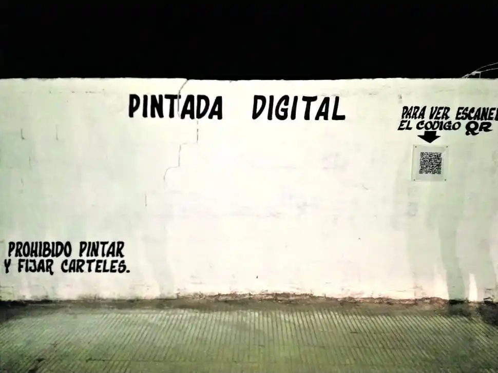 Dejan la pared blanca y te muestran la pintada política sólo en el celular