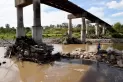 Todavía no hay movimiento en el puente sobre el río Salí