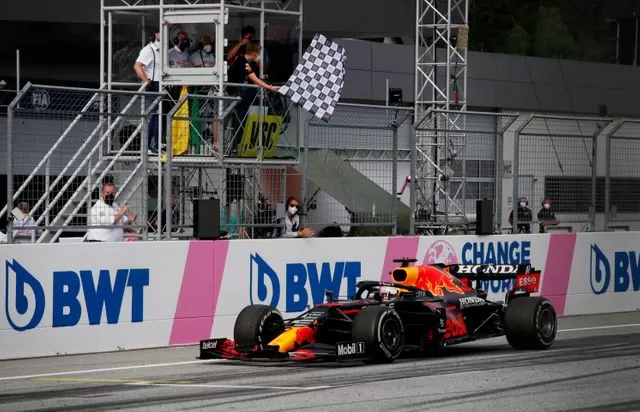 FINAL. El Red Bull de Max Verstappen llega a la meta en el circuito donde hace de local. REUTERS