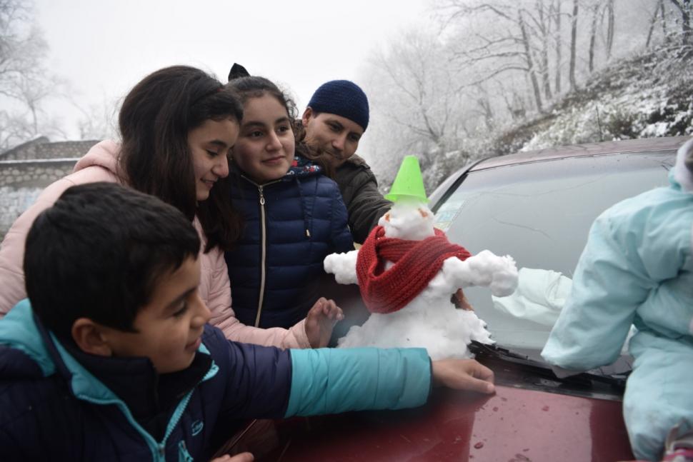 MUÑECOS. Los muñecos de nieve ocuparon su lugar en los capots de los autos. 