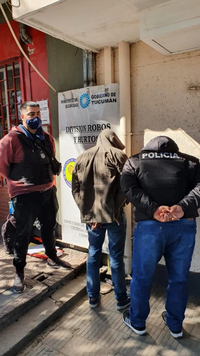 Detuvieron a dos sospechosos que llevaban dinero, marihuana y cinco celulares