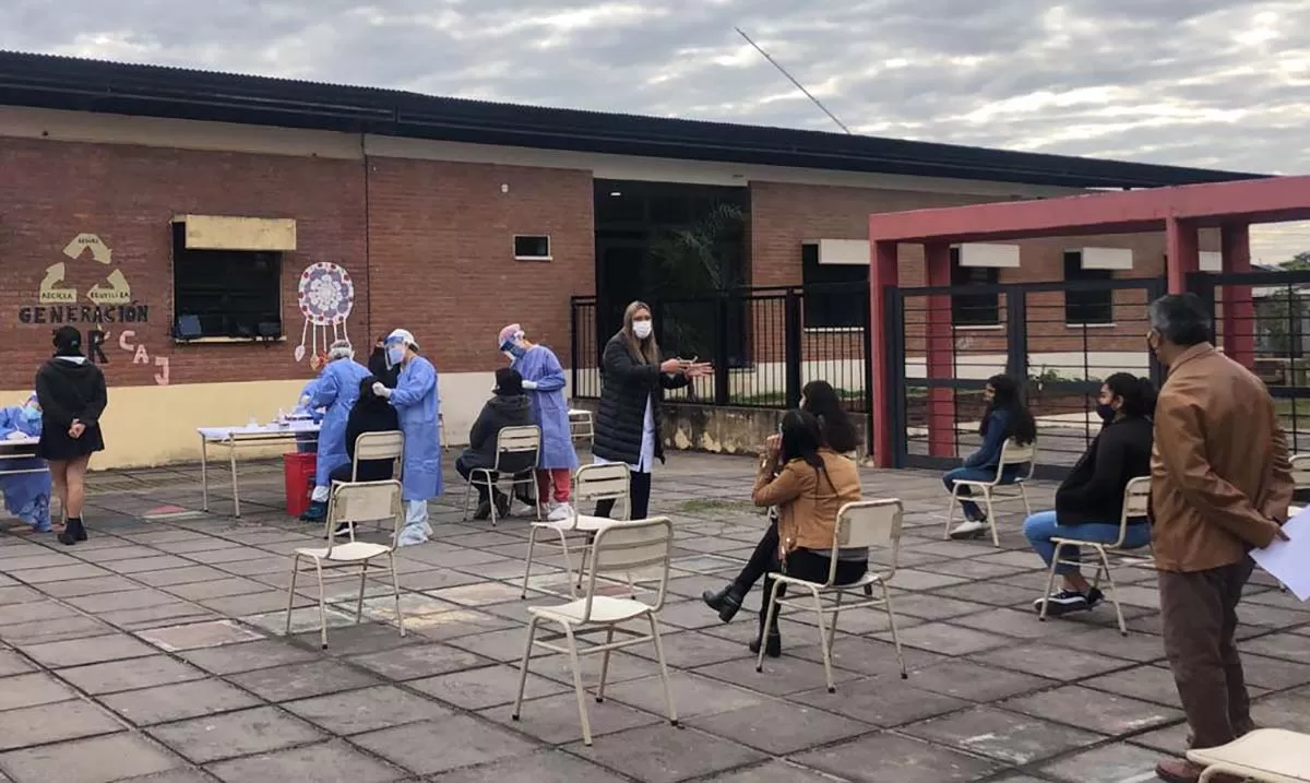 UNA POSTAL YA HABITUAL. Por ahora, las vacunas son el único camino para salir de la crisis por la pandemia. En la imagen, un nodo de vacunación en nuestra provincia. GENTILEZA PRENSA CASA DE GOBIERNO