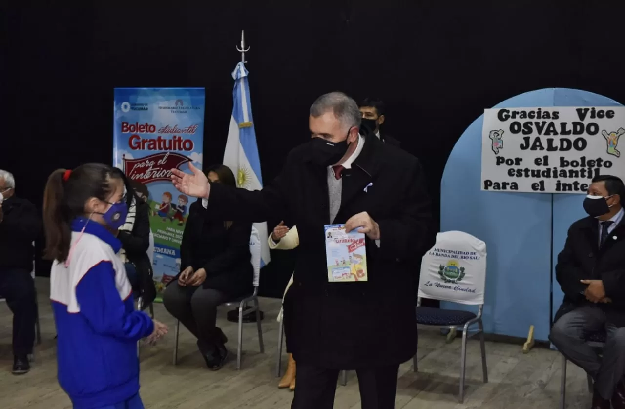 EN BANDA DEL RÍO SALÍ. El vicegobernador Jaldo distribuye los boletos entre los alumnos. Foto Prensa HLT