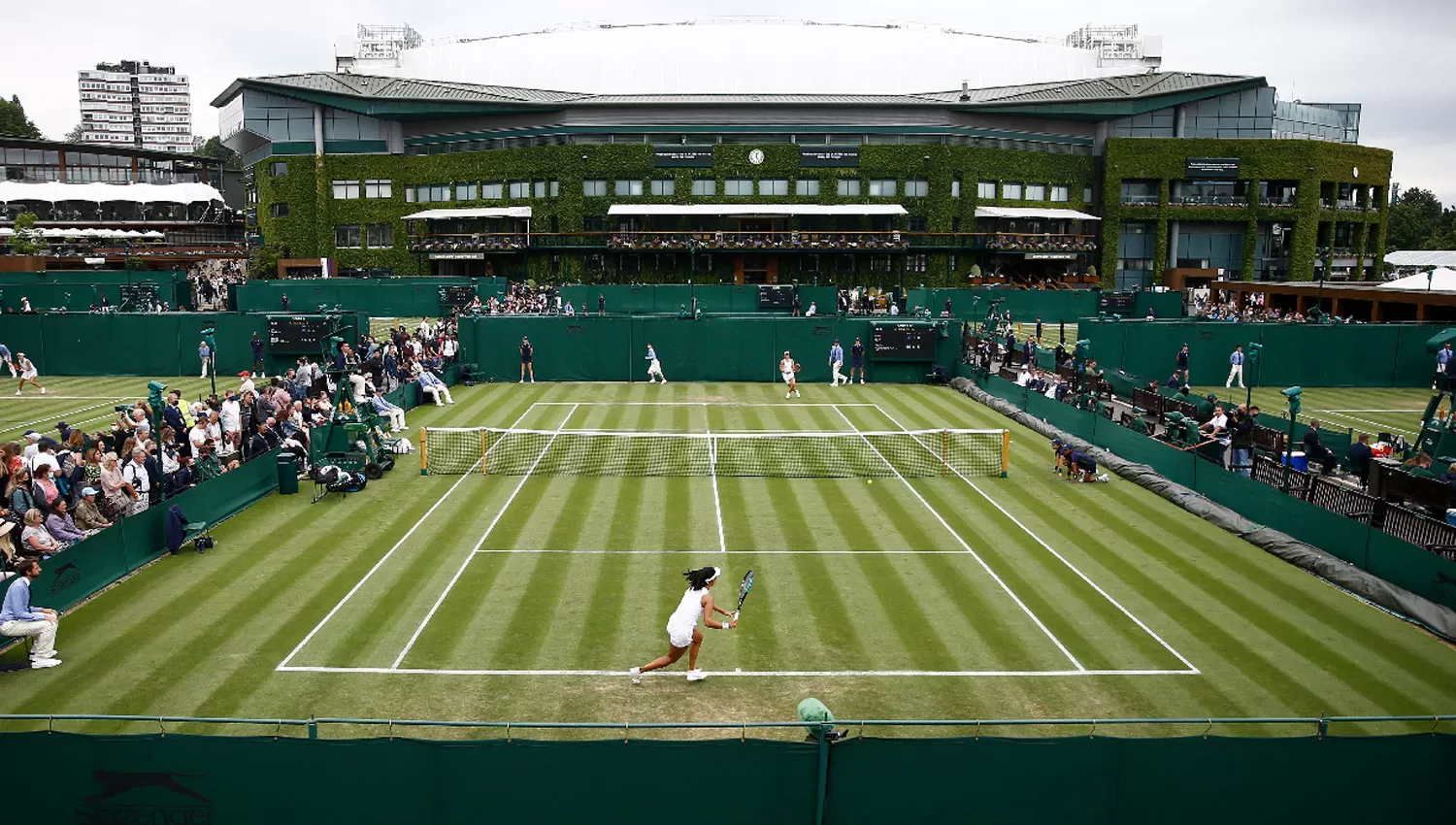 BUEN COMIENZO. La argentina Podoroska accedió a la segunda ronda de Wimbledon.