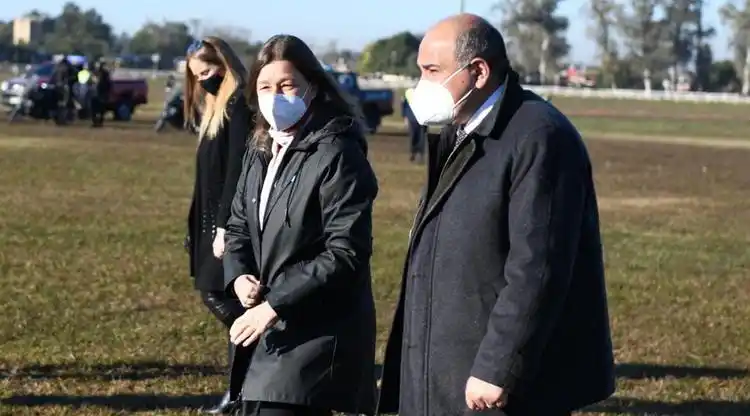 Sabina Frederic y Juan Manzur, en el acto, esta mañana, en el Hipódromo. 