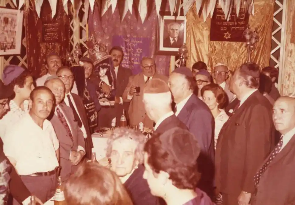 FESTIVIDAD DE SUCOT Y SIMJAT TORÁ. Celebración que se realizó en la Sociedad Sefaradí, en la década de 1970.