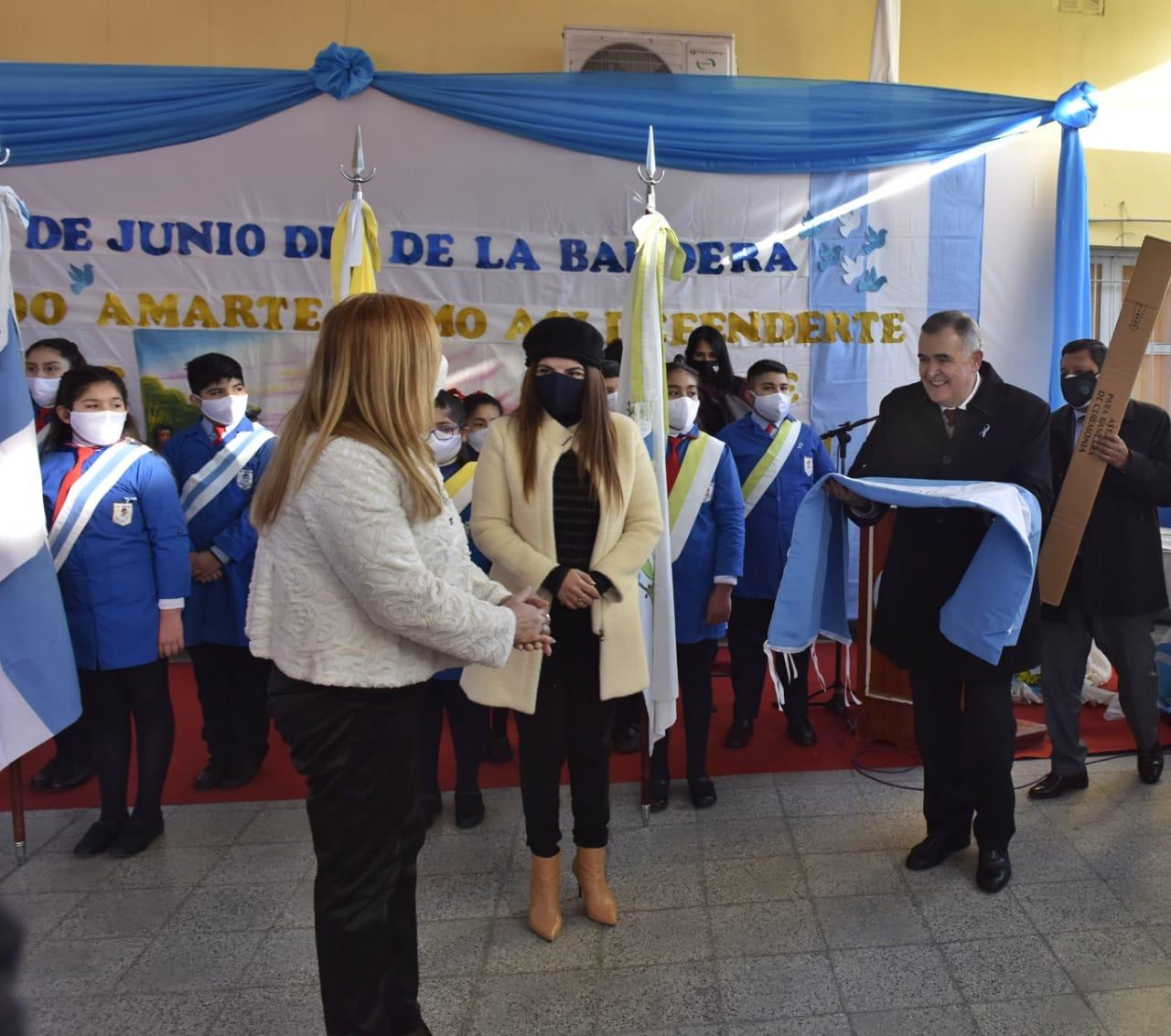 El vicegobernador Jaldo tomó promesa a la bandera a alumnos de Banda del Río Salí