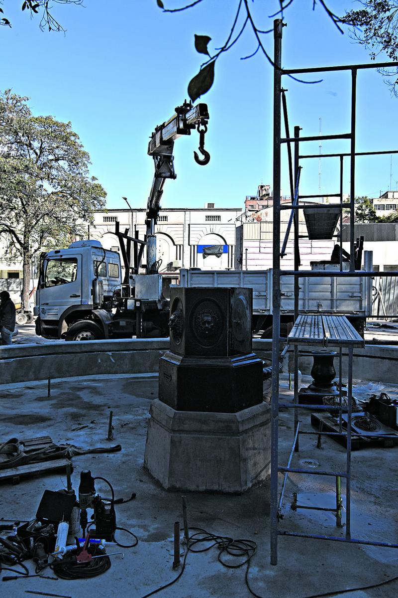 DESEMBALANDO. Fue necesaria una grúa para bajar las partes del complejo escultórico que pesa 2.500 kilogramos.