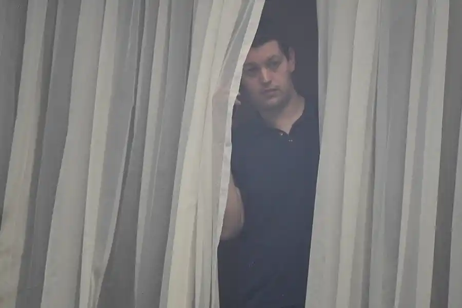 Los expertos señalan que en algunos países como el Reino Unido se obliga a los turistas a realizar el aislamiento en hoteles aunque el PCR sea negativo.