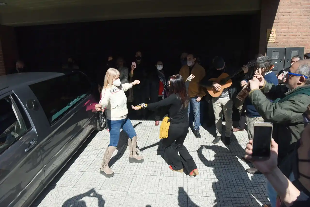 Despidieron los restos de Gerardo Núñez a puro canto y baile