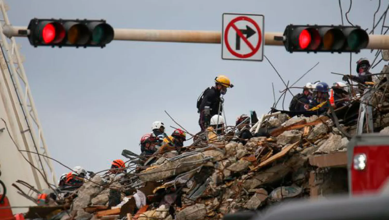 POCAS CHANCES. Los rescatistas trabajan 24 horas para remover los escombros del edificio de Miami.