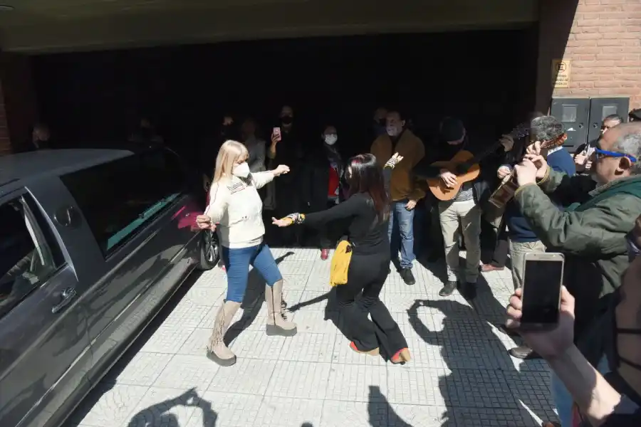 Despidieron los restos de Gerardo Núñez a puro canto y baile