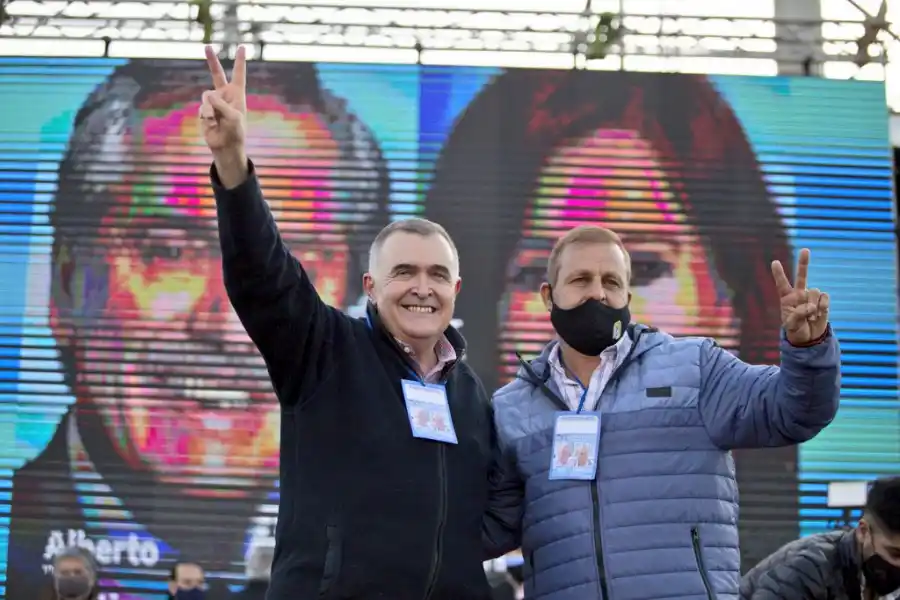 PROTAGONISTAS DEL ACTO. El vicegobernador Jaldo y el legislador Cortalezzi saludan a los dirigentes. Foto: Prensa HLT