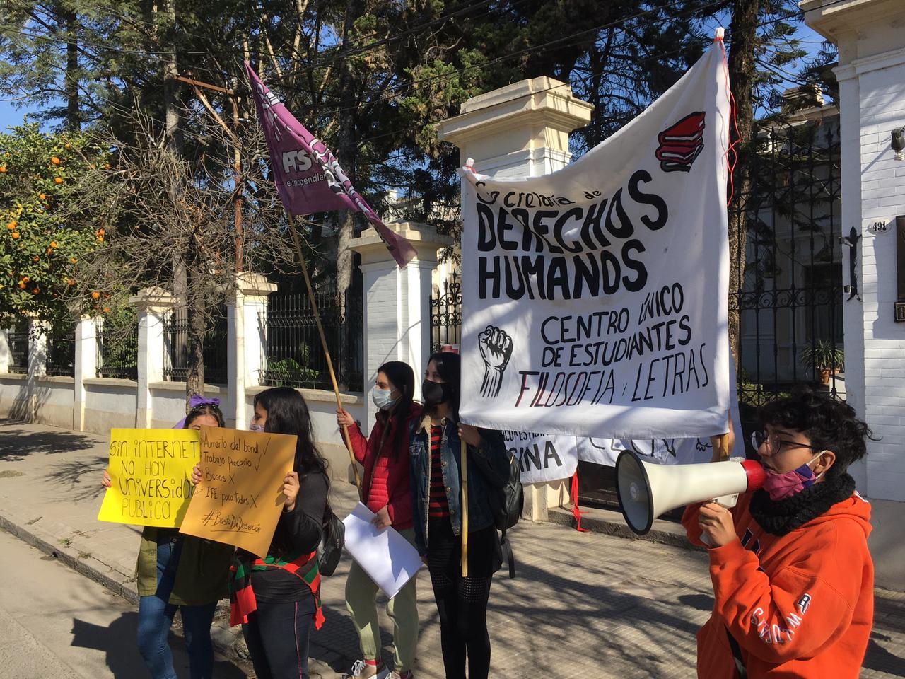 RECLAMO DE UNIVERSITARIOS. Con pancartas, protestaron frente al Rectorado. Foto de LA GACETA / Inés Quinteros Orio