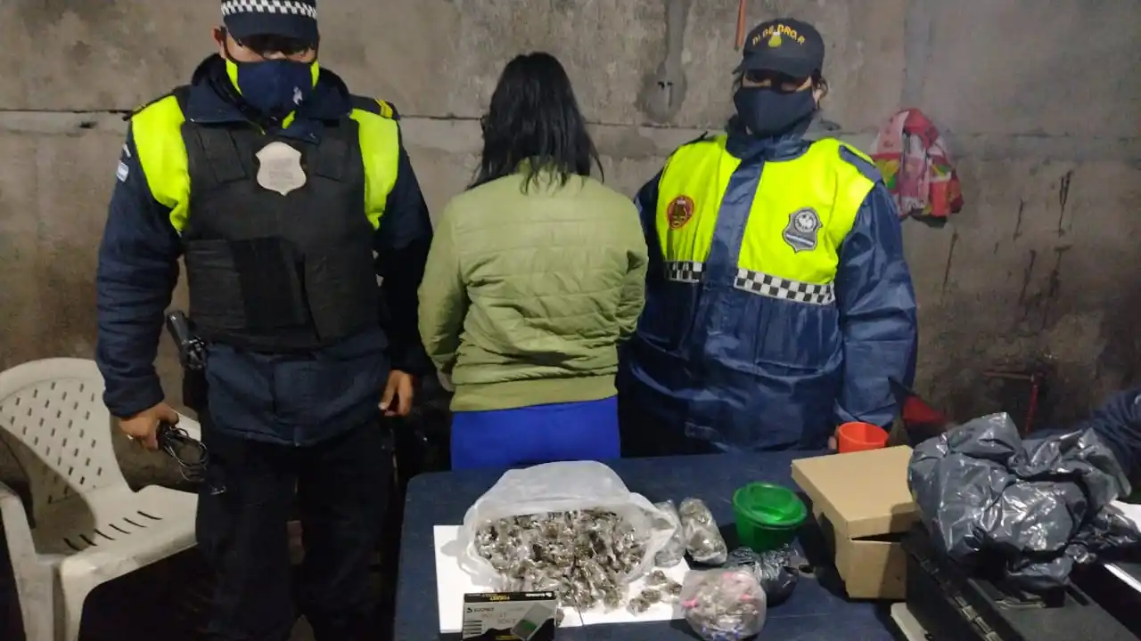 Secuestran más de 500 ‘bagullos’ de marihuana y de cocaína durante un allanamiento por robo