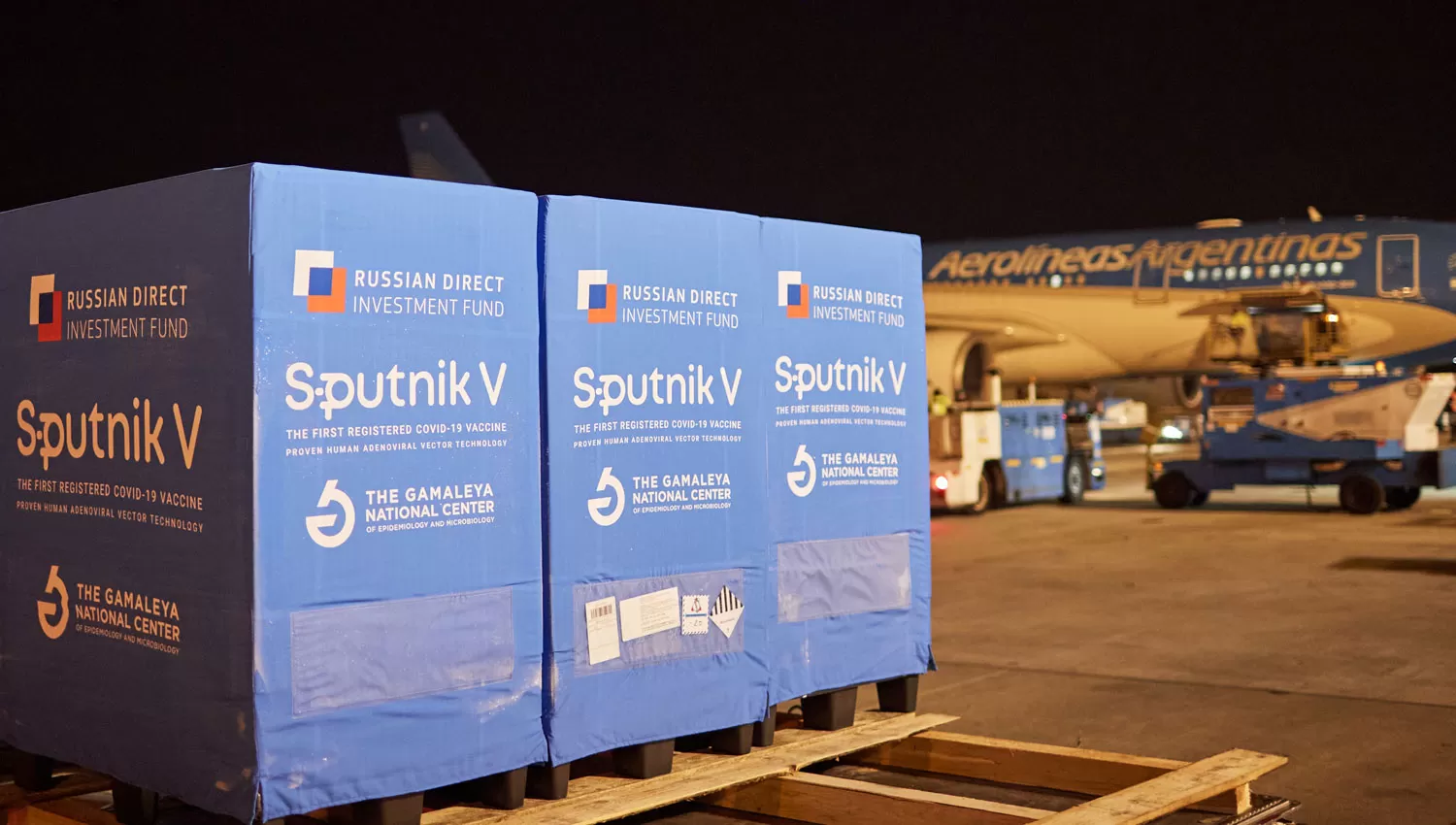 EN EZEIZA. El cargamento de Sputnik V será distribuido entre las provincias durante el fin de semana.