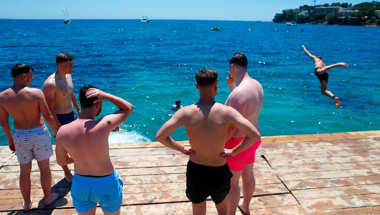 VACACIONES. Un grupo de turistas ingleses disfruta del verano en Palma de Mallorca, España.