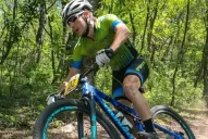 Tras sufrir un accidente, un biker denunció el mal estado de las rutas en Tucumán