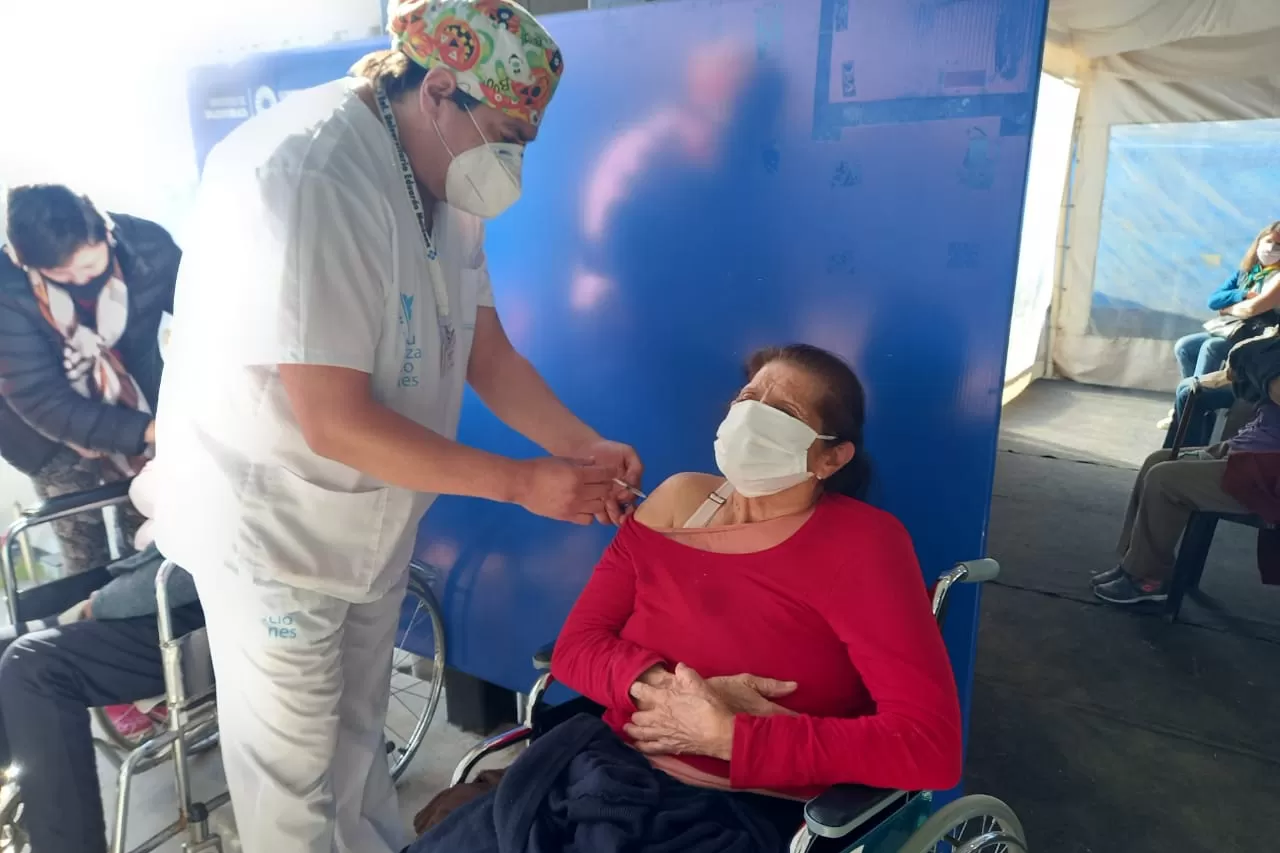 APENAS UN PINCHAZO. Una mujer se vacuna en el nodo de Yerba Buena, en Fanzolato y Frías Silva. LA GACETA/ANALIA JARAMILLO