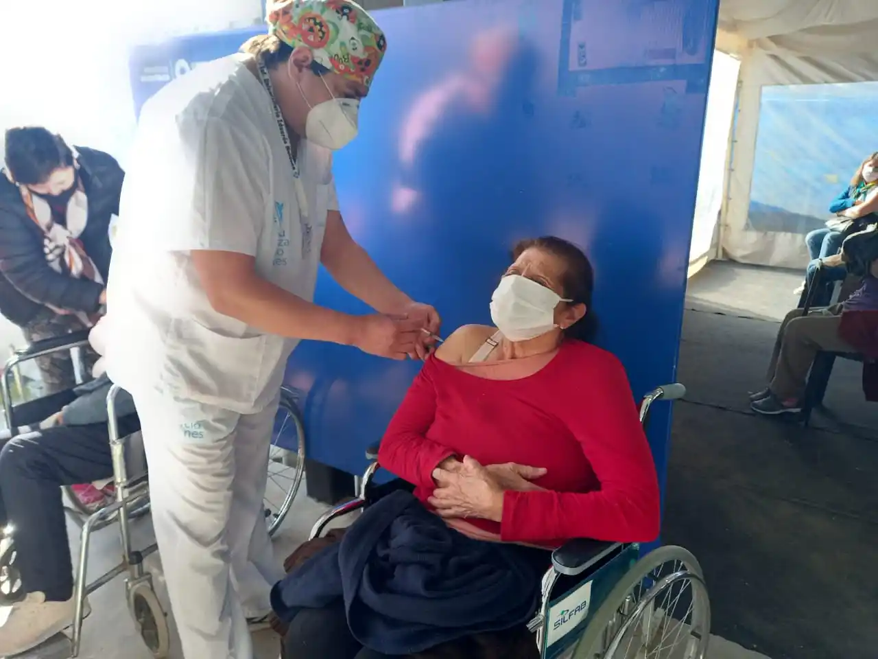 APENAS UN PINCHAZO. Una mujer se vacunaba en el nodo de Yerba Buena, en Fanzolato y Frías Silva. LA GACETA/ANALIA JARAMILLO