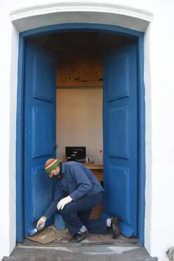 DETALLE. 10  tachos de pintura de 20 litros cada uno de pintura blanca se emplean para pintar la Casa Histórica. Para puertas y ventanas se hace preparar especialmente el “azul Prusia”, que es el que tenía en 1816, según se determinó de archivos, y según se encontró en un pedazo de puerta hallado poco antes de 1993. 