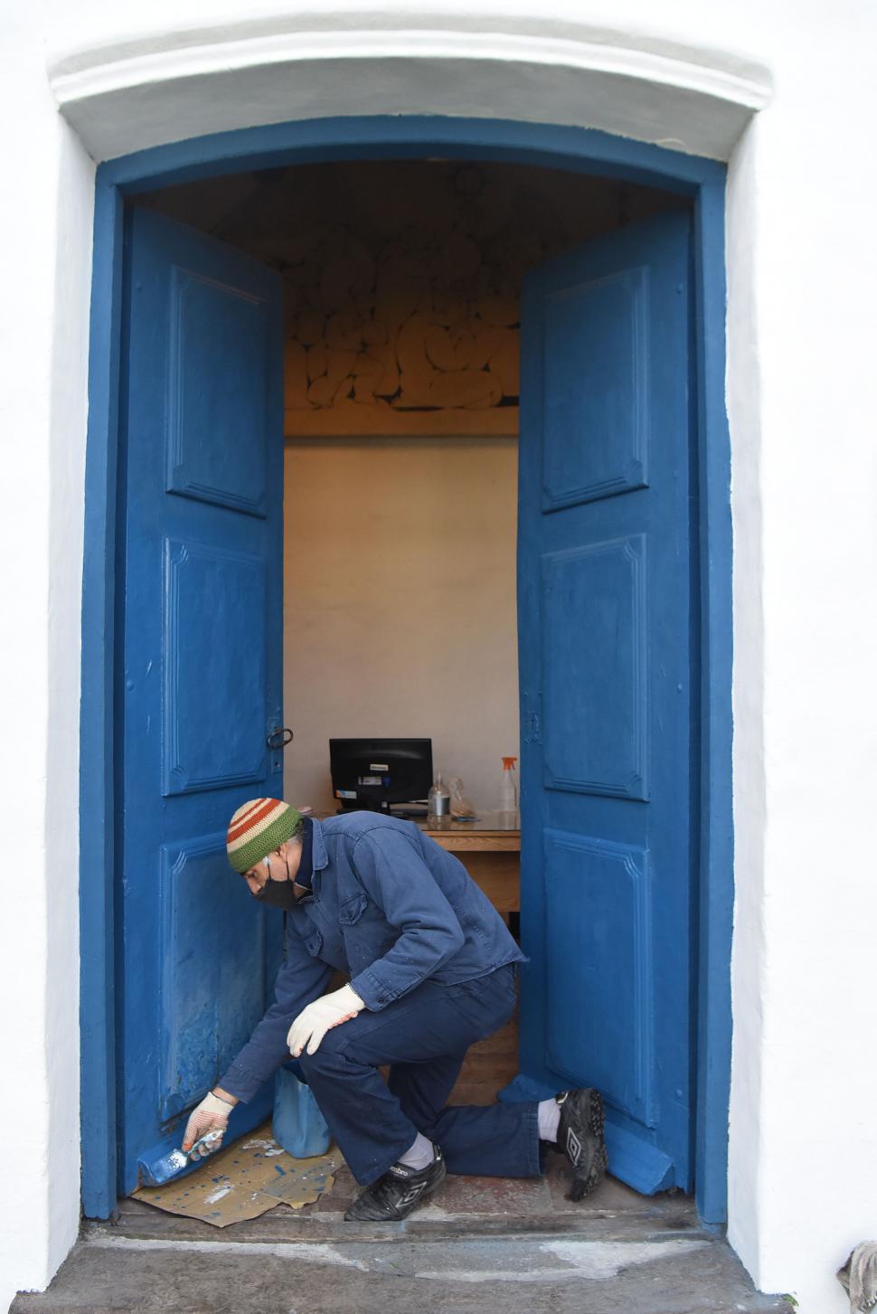 DETALLE. 10  tachos de pintura de 20 litros cada uno de pintura blanca se emplean para pintar la Casa Histórica. Para puertas y ventanas se hace preparar especialmente el “azul Prusia”, que es el que tenía en 1816, según se determinó de archivos, y según se encontró en un pedazo de puerta hallado poco antes de 1993. 