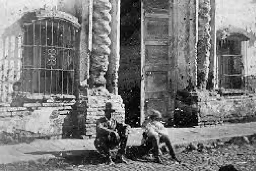  1816-1869: la única imagen . En 1869, el fotógrafo italiano Ángel Paganelli retrató a su hijo junto al conductor de un carro que llevaba su laboratorio ambulante para sacar fotografías de la ciudad y revelar las placas con rapidez. La Casa que había alojado al Congreso en 1816 estaba muy deteriorada y la imagen de Paganelli fue la única que mostró cómo había sido en su esplendor.