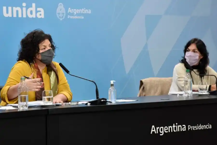 EL ANUNCIO. La secretaria de Legal y Técnica de la Presidencia, Vilma Ibarra, junto a Carla Vizzotti, ministra de Salud. FOTO TOMADA DE PERFIL.COM