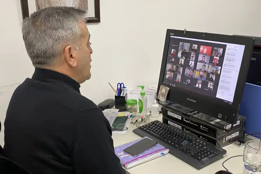 JOSÉ CANO. Reunido con dirigentes radicales, vía ZOOM. 