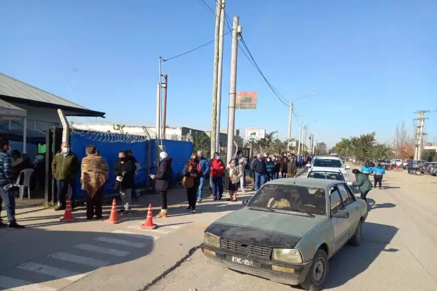 Yerba Buena: más de 15 cuadras de colas para vacunarse con la segunda dosis de Sputnik