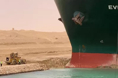 El buque que encalló en marzo en el canal de Suez podrá salir de allí el miércoles