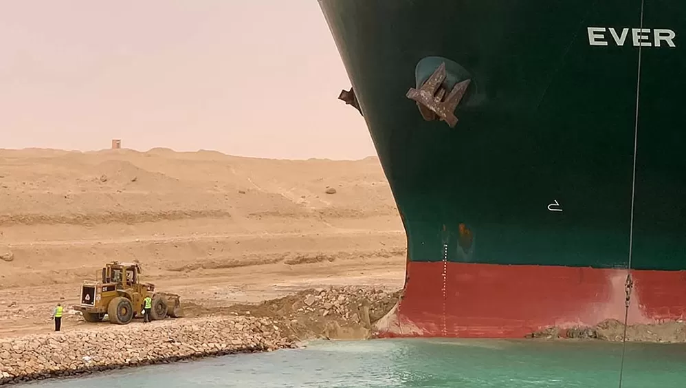 FIN DEL LITIGIO. El buque que encalló en marzo en el canal de Suez podrá salir de allí el miércoles.