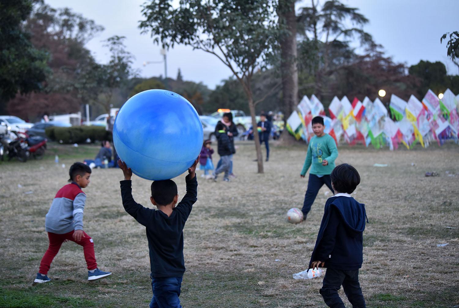 JUGANDO. Niños, abrigados por el frío, aprovecharon el domingo para jugar a la pelota.