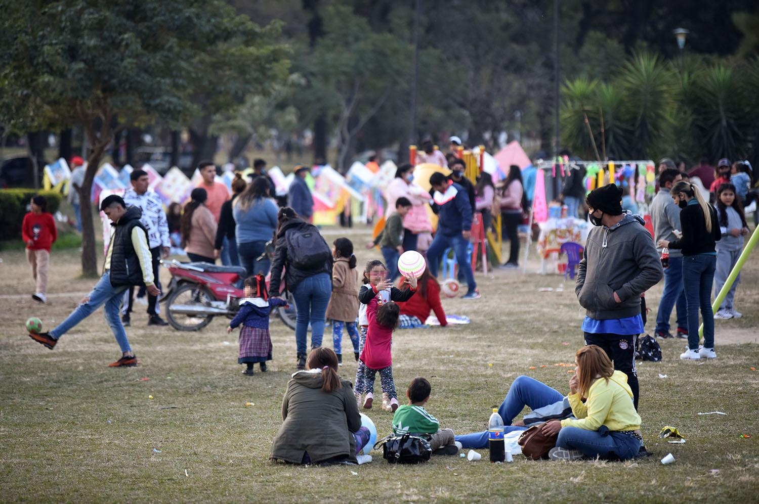 TODAS LAS EDADES. Tucumanos de distinta generación fueron al Parque. Niños jugaban, padres cuidaban.