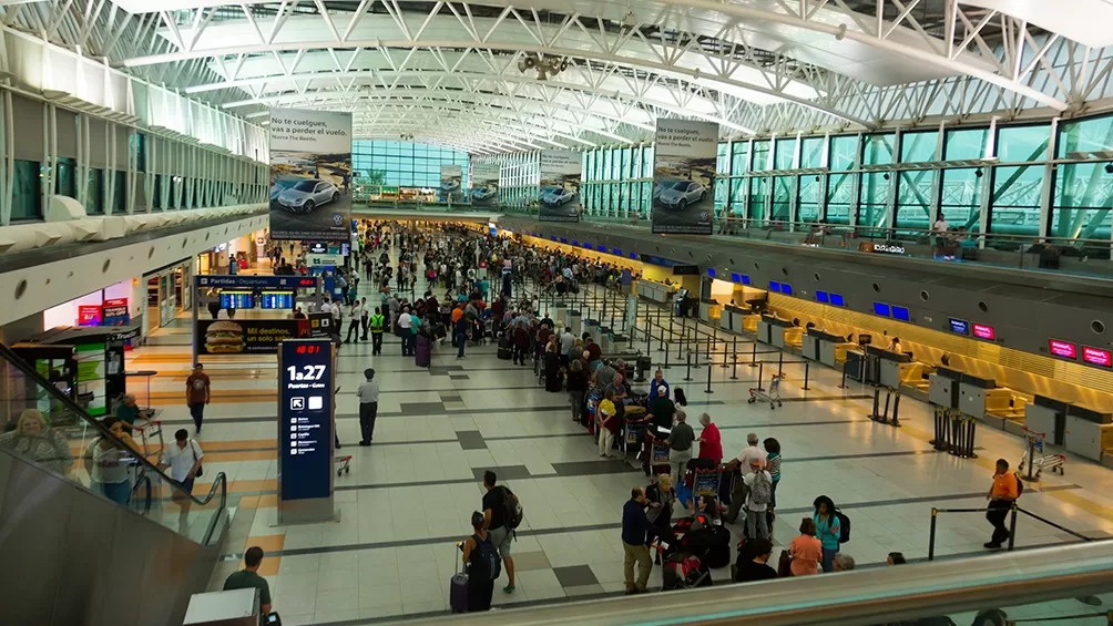 MOVIMIENTO. El Aeropuerto Internacional de Ezeiza podría recibir más pasajeros, gradualmente. ARCHIVO LA GACETA