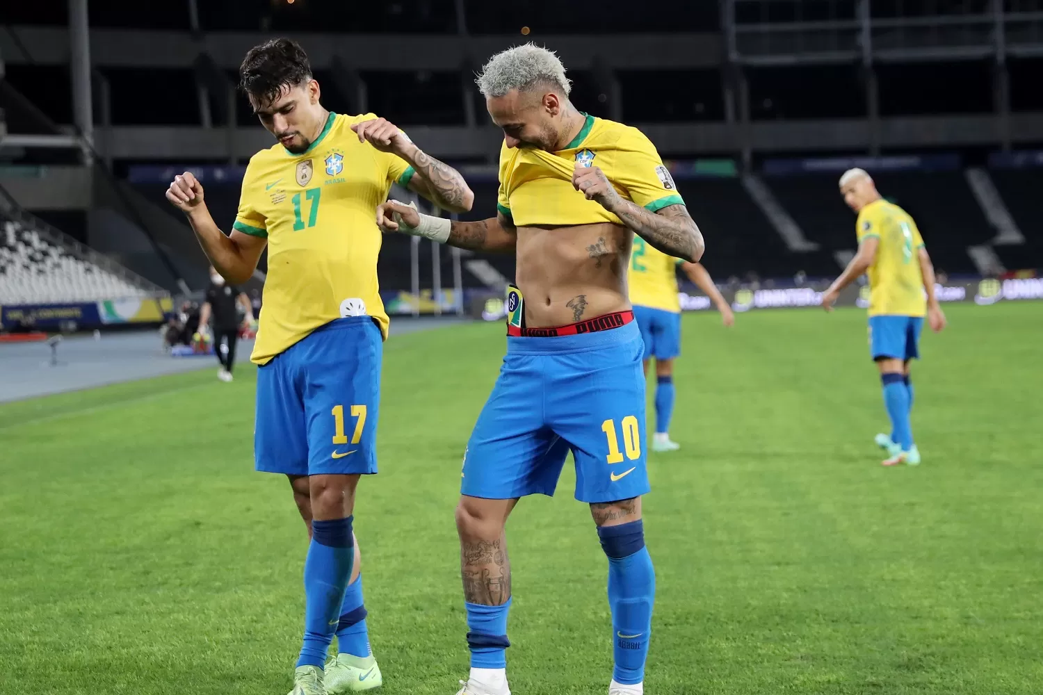 PROTAGONISTAS. Paquetá festeja su gol con Neymar, la figura del partido. REUTERS 