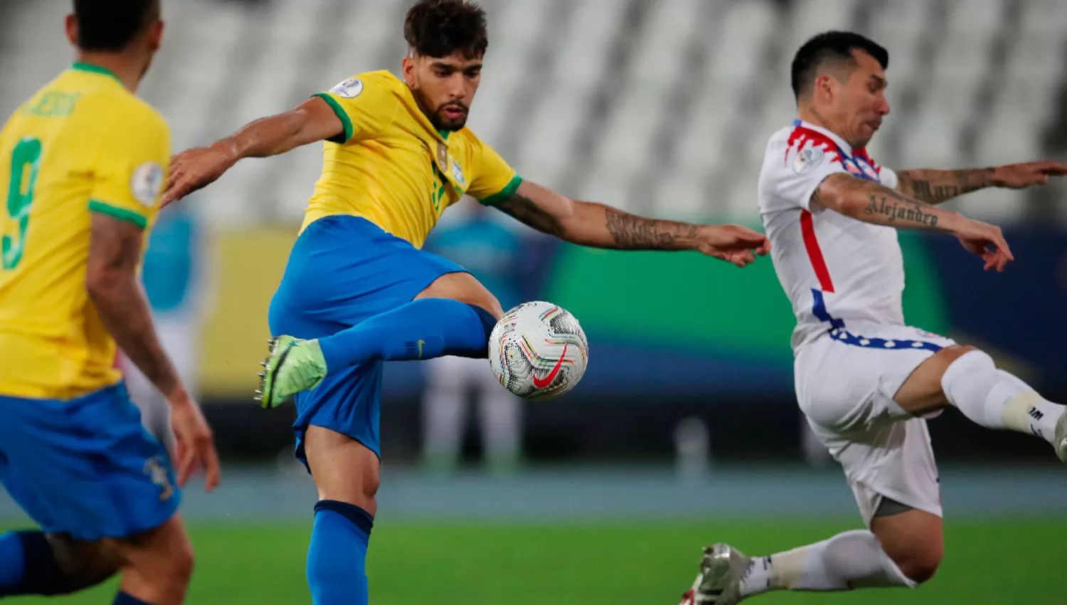 APRETADO. Lucas Paquetá anotó el gol del triunfo de Brasil por 1 a 0 ante Chile, por los cuartos de final de la Copa América.