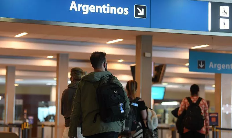 VARADOS. Muchos argentinos todavían no pueden regresar a sus hogares, tras la decisión del Gobierno de poner un cupo a los ingresos. Foto tomada de Télam.