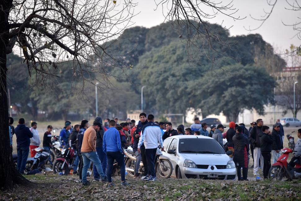 JÓVENES. Los niños y adultos no fueron los únicos presentes, también se vieron jóvenes que fueron en motos y autos al punto de encuentro. 
