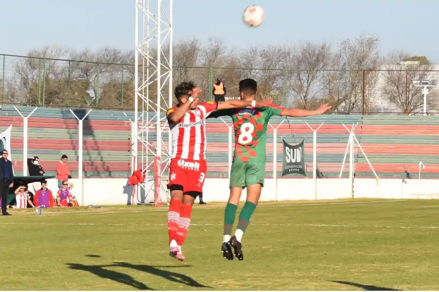 SONRISAS. San Martín logró un triunfazo en Carlos Casares: con gol de Lucas Cano, a poco de su ingreso en el complemento, venció 1 a 0 a Agropecuario y está tercero en la zona A de la Primera Nacional.