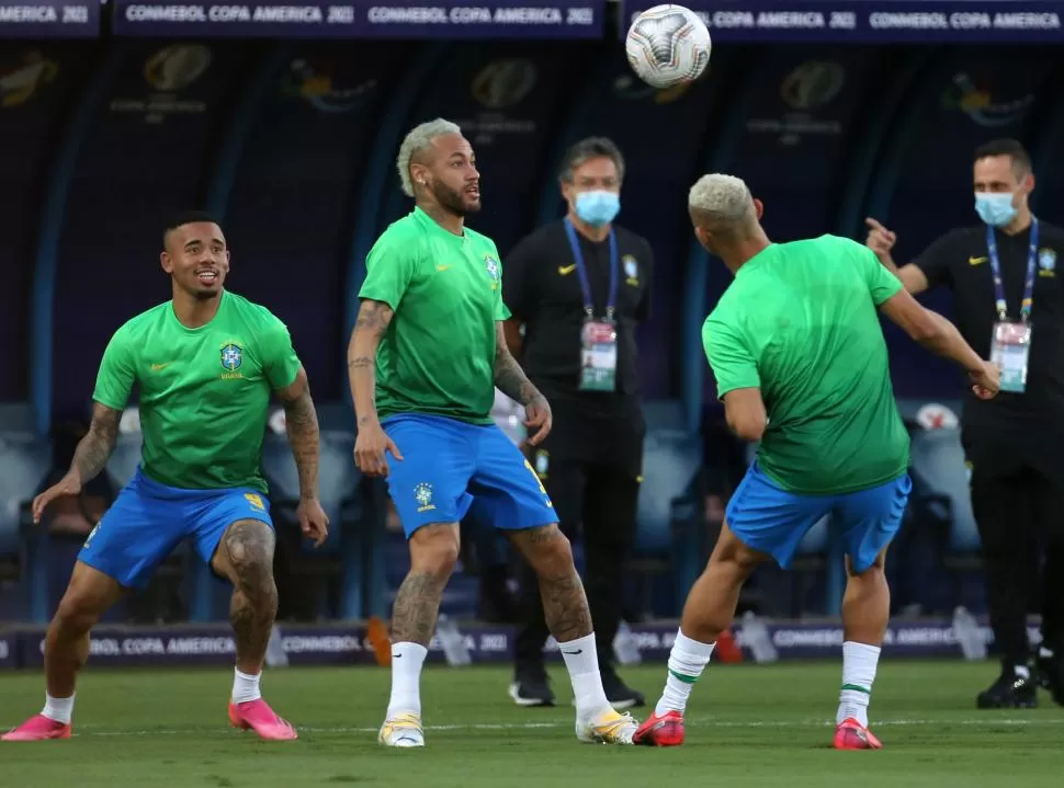 ENTRETENIDOS. Neymar y Gabriel Jesús (de frente) se divierten en la práctica. 