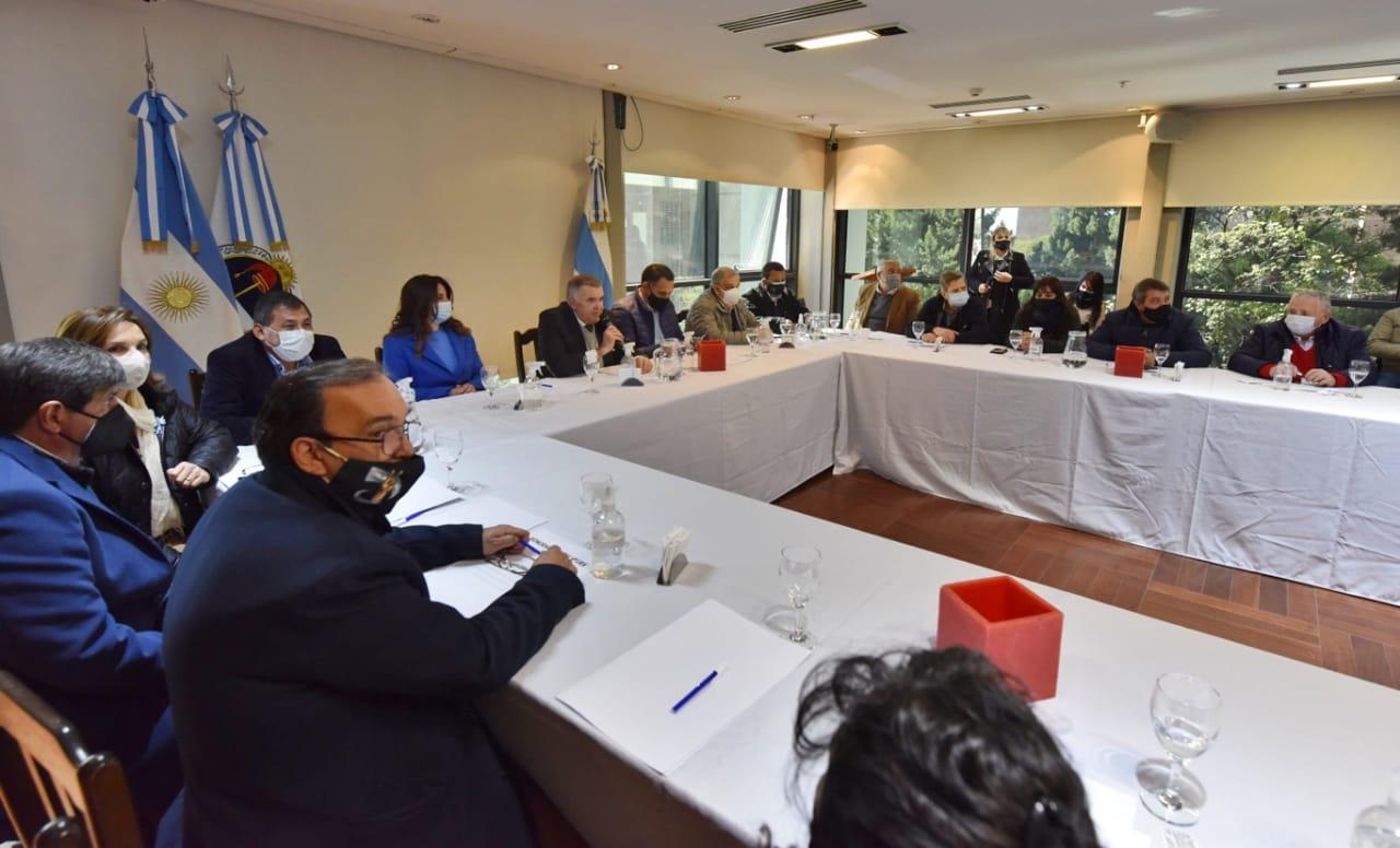 CON LOS COMPAÑEROS. Jaldo, en la reunión del viernes ante sus congresales y legisladores. Foto: Prensa Poder Legislativo de Tucumán