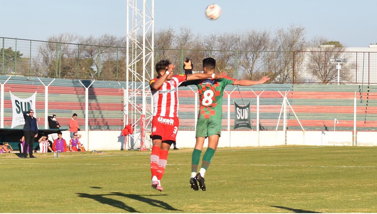 SONRISAS. San Martín logró un triunfazo en Carlos Casares: con gol de Lucas Cano, a poco de su ingreso en el complemento, venció 1 a 0 a Agropecuario y está tercero en la zona A de la Primera Nacional.