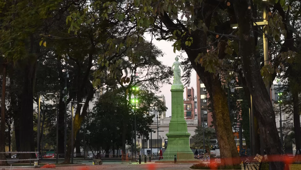 ÚLTIMOS DETALLES. La plaza Independencia ya se ofrece renovada a los paseantes.