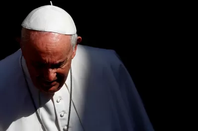 El papa Francisco ya camina tras la operación de colon